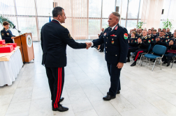 Gergely Károly átveszi elismerését