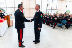 Molnár Péter átveszi elismerését