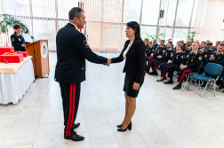 Úri Kinga átveszi elismerését