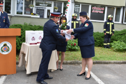 Metzger-Várkonyi Erzsébet átveszi elismerését