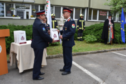 Tóth Gábor átveszi elismerését