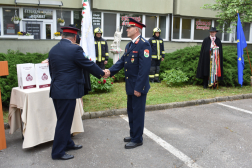 Szabó István átveszi elismerését