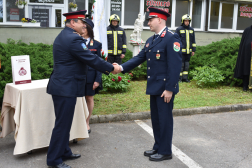 Marton Benedek átveszi elismrését