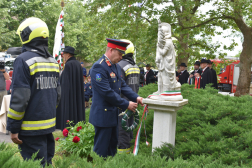 Koszorúzás közben