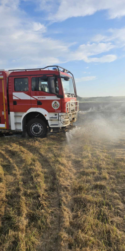 Tűzoltó autó a tarlón