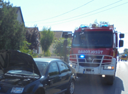 Egy tűzoltó autó és egy balesetes autó a képen