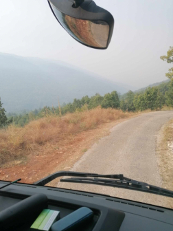 Autóval vonulnak a tűzoltók