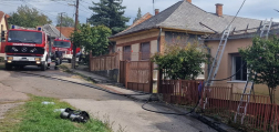 A tűzzel érintett ház és a szerkocsik