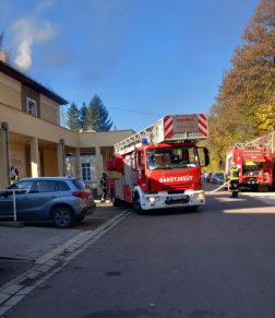 Füst jön ki a kórház egyik ablakán