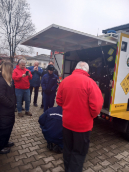 Mobil labort nézik