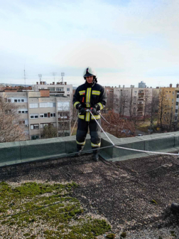 Felkészül a tűzoltó