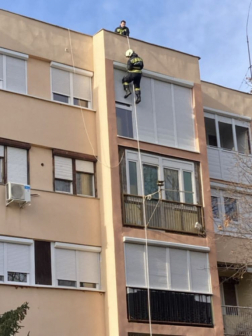 Ereszkedik az ablak felé