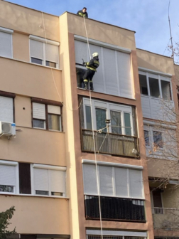 Tűzoltó az ablaknál