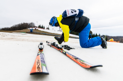 Snowboardos felcsatolja a boardot