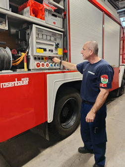 Tűzoltó gépjárművet ellenőriz Péter