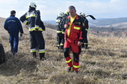 A tűzoltók a dombtetőn