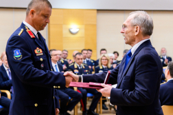 Bátroságért Érdemjelet vesz át Bányi Tamás