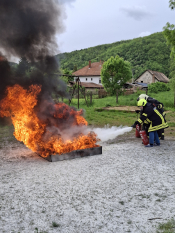 Oltják a tüzet porral oltóval
