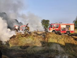 Vízsugárral oltanak a tűzoltók