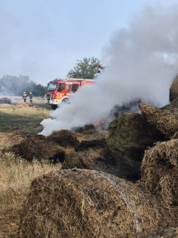 Kéziszerszámokkal oltanak a tűzoltók