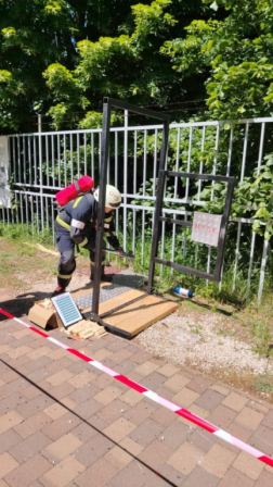 Ajtót nyit a tűzoltó