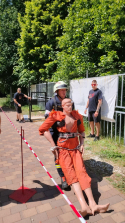 Bábut cipel a versenyző
