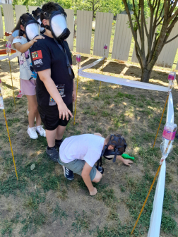 Lesötétített álarcban a labirintusban