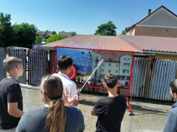 Célbalövés a tűzoltó falnál