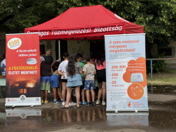 Gyermekek a sátornál