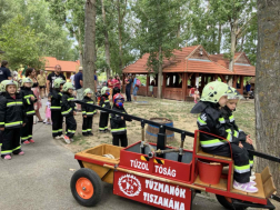 Tiszanánai Tűzmanók bemutatója