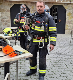 Légzésvédelmet mutatja a tűzoltó