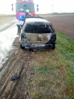 Kiégett autó az út szélén