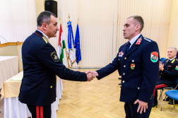 Karkusz Csaba az elismerés átvételekor