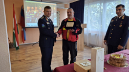Gombás Gábor átveszi az elismerést