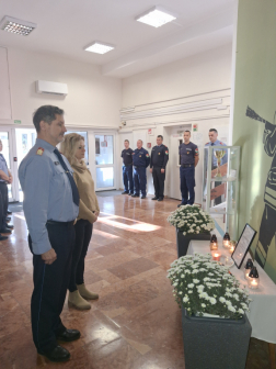 Fejhajtás az elhunytak emlékére