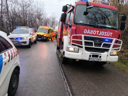 Tűzoltó- és rendőrautó a helyszínen