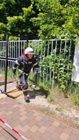 Sándor fut bevetési ruhában