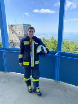 aJudit az emelten sisakkal