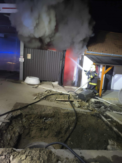 Oltják a konténert a tűzoltók