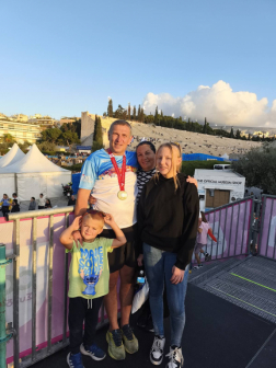 Barnabás a családdal