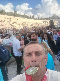 Barna az éremmel a szájában