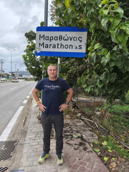 Barna a Marathon táblánál