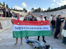 Barna a magyar zászlóval