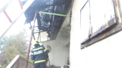 Tűzoltók a bejáratnál