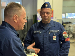 Miklós a gyöngyösi tűzoltóparancsnokkal beszélget