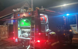 Szerkocsi a ház előtt