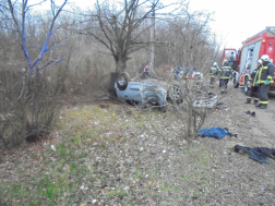 A autót áramtalanították a tűzoltók