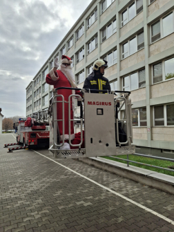 Az emelőkosárban a Mikulás