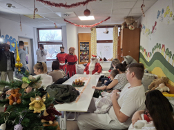 Mesét olvasnak a Manók