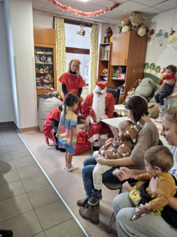 Ajándékot vesz át a gyermek